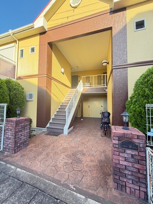 物件外観写真2　(エントランス部分)