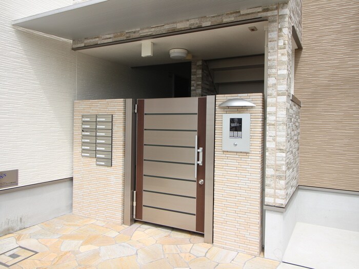 物件外観写真5　(エントランス部分)