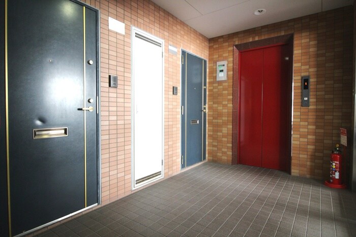 物件外観写真6　(エントランス部分)