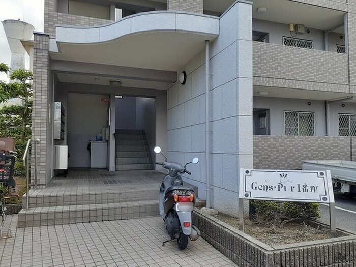 物件外観写真6　(エントランス部分)