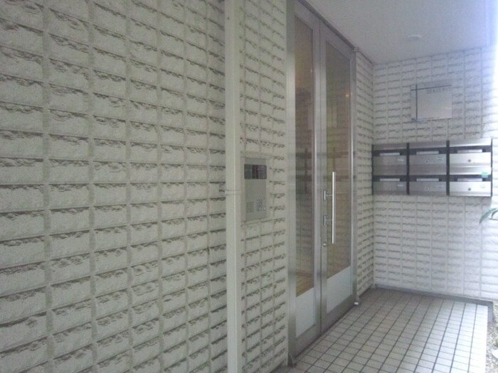 物件外観写真1　(エントランス部分)