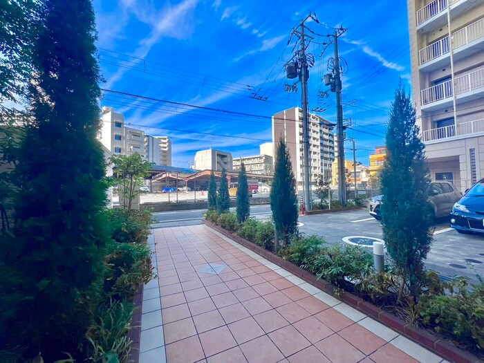 物件外観写真2　(エントランス部分)