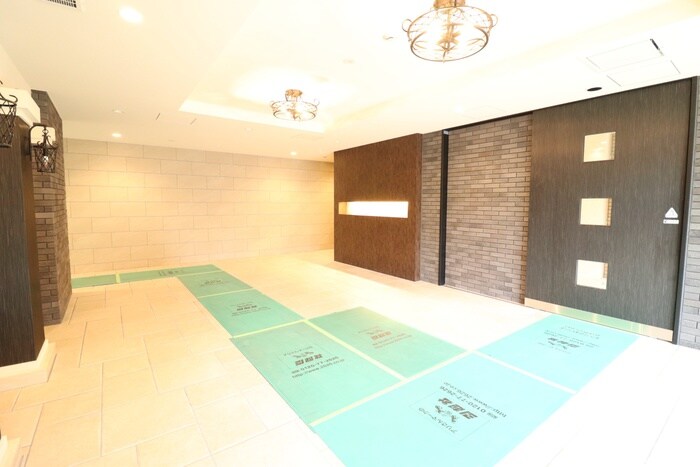 物件外観写真2　(エントランス部分)