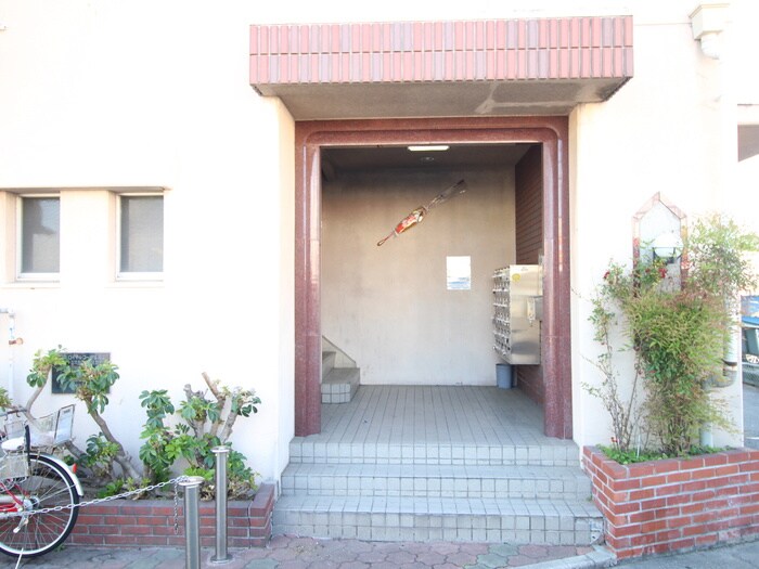 物件外観写真6　(エントランス部分)