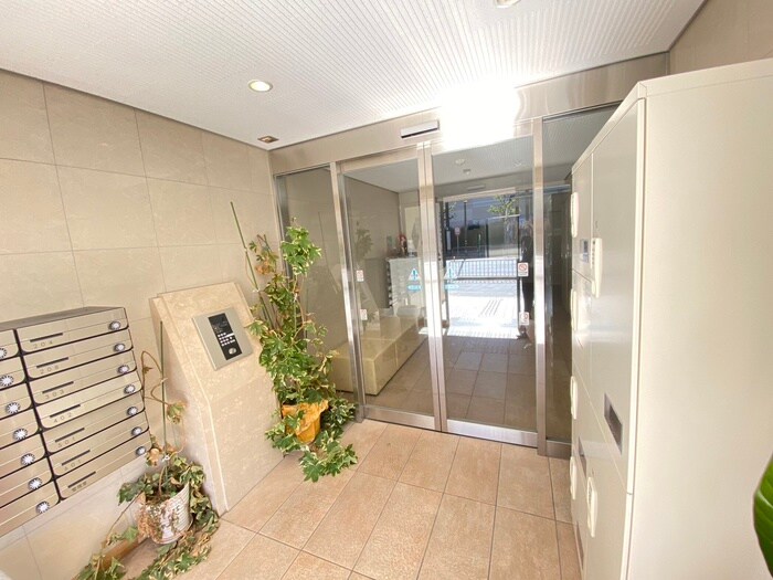 物件外観写真2　(エントランス部分)