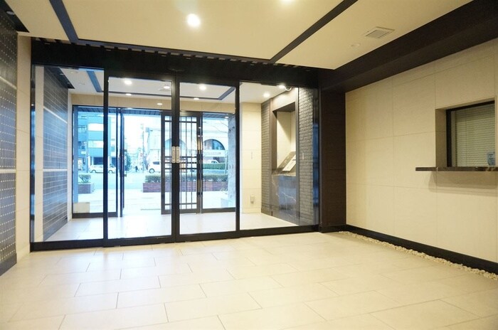 物件外観写真2　(エントランス部分)