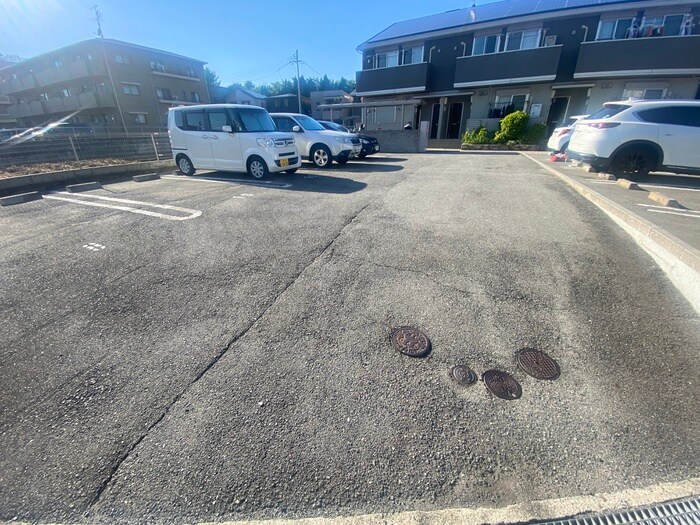 物件外観写真3　(駐車場)