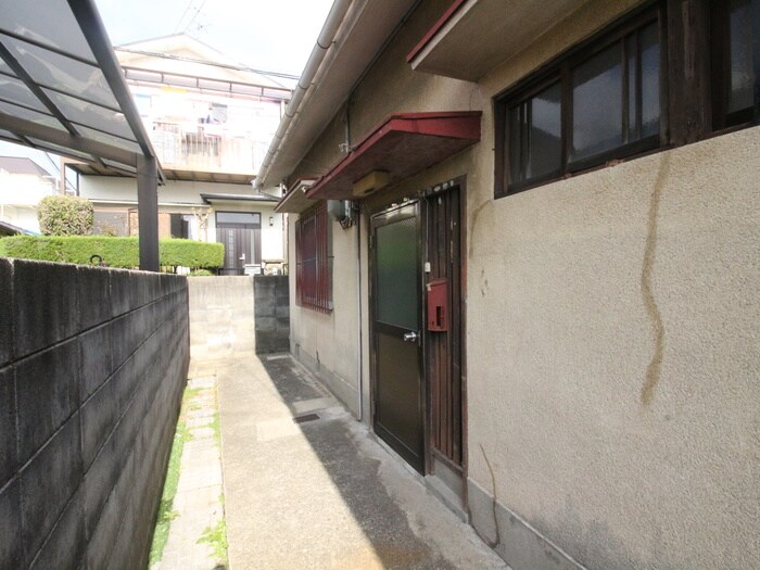 物件外観写真4　(エントランス部分)