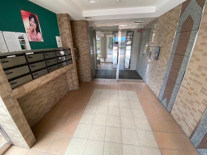 物件外観写真3　(エントランス部分)