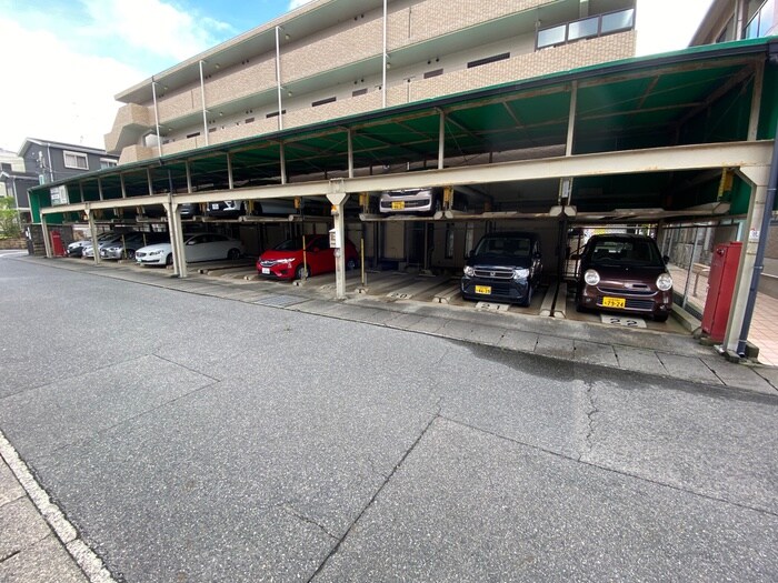 物件外観写真4　(駐車場)