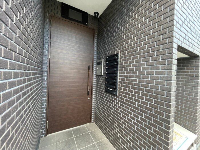 物件外観写真6　(エントランス部分)