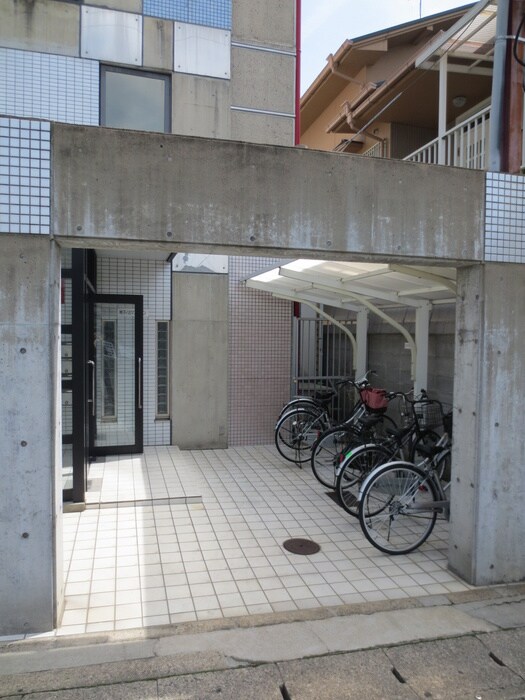 物件外観写真3　(エントランス部分)