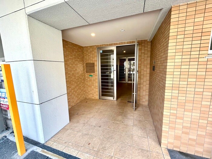 物件外観写真2　(エントランス部分)