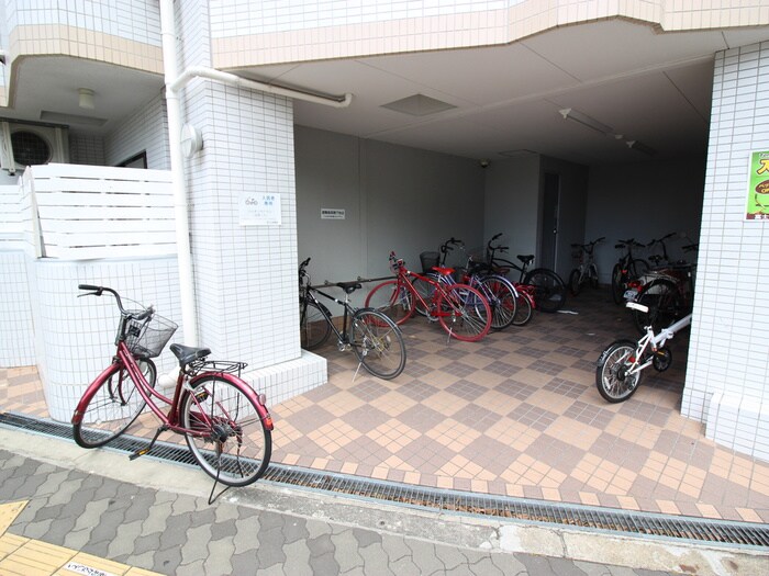 物件外観写真4　(駐輪場)