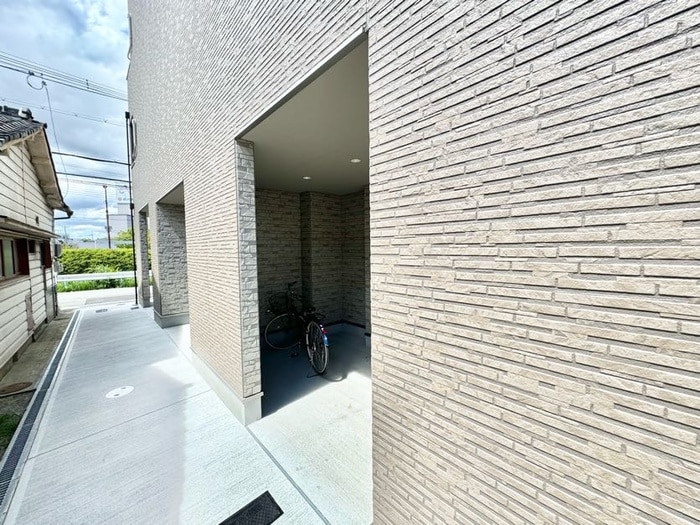 物件外観写真4　(バイク置き場)