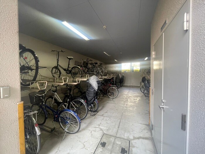 物件外観写真5　(駐輪場)