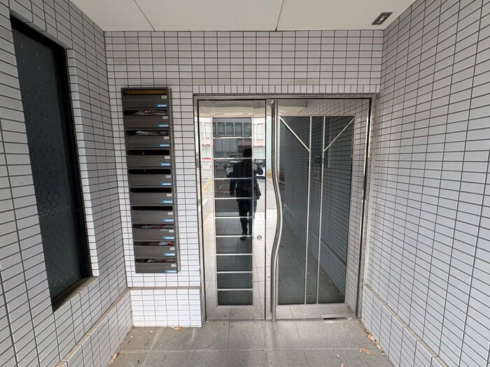 物件外観写真3　(エントランス部分)