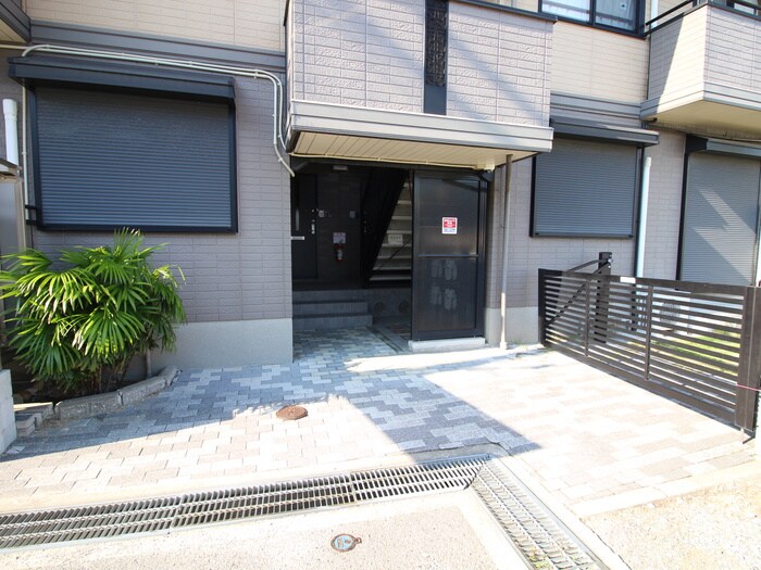物件外観写真5　(エントランス部分)