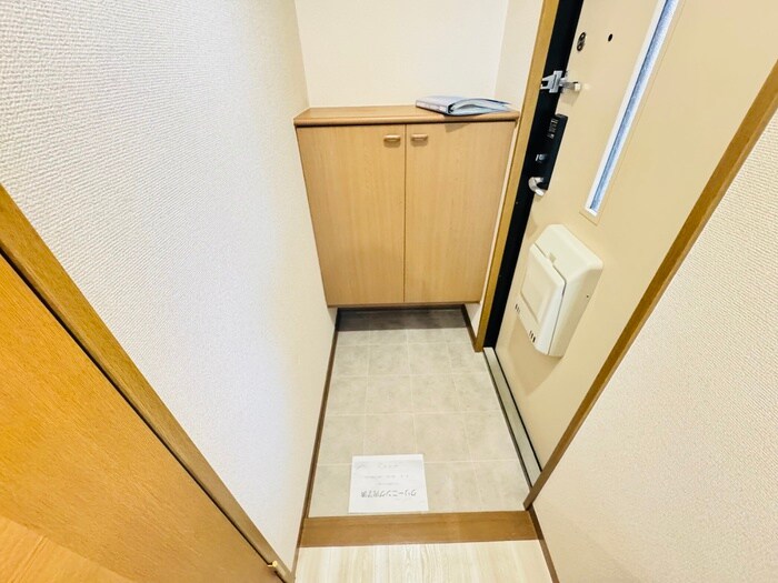 物件内観写真13　(玄関)