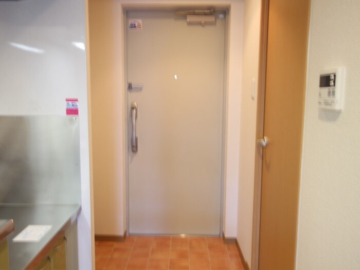 物件内観写真16　(玄関)