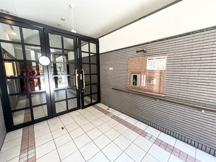 物件外観写真4　(エントランス部分)