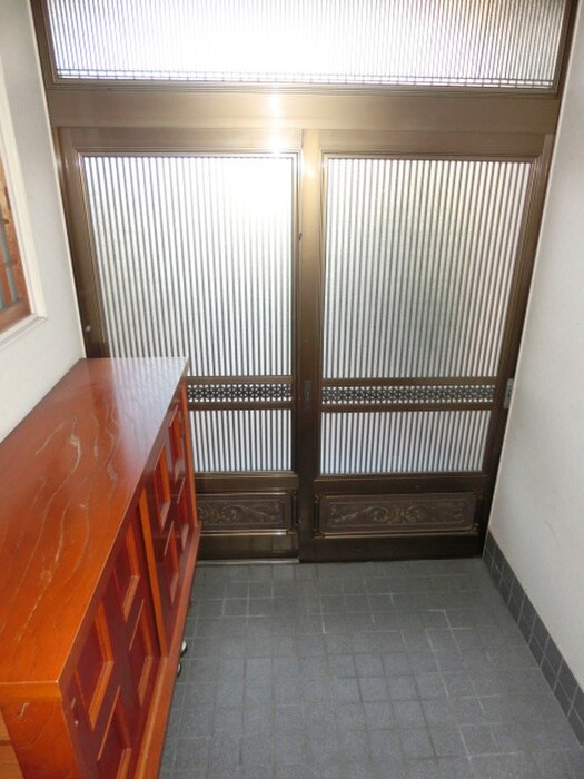 物件内観写真4　(玄関)