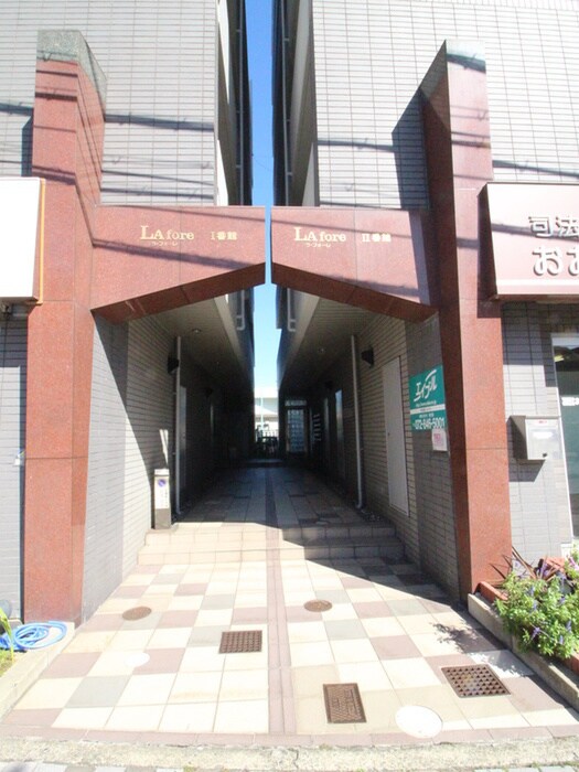 物件外観写真3　(エントランス部分)