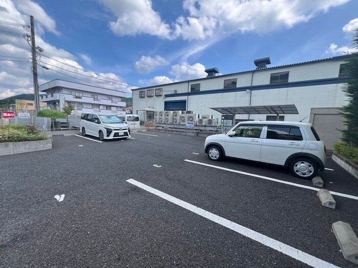 物件外観写真4　(駐車場)