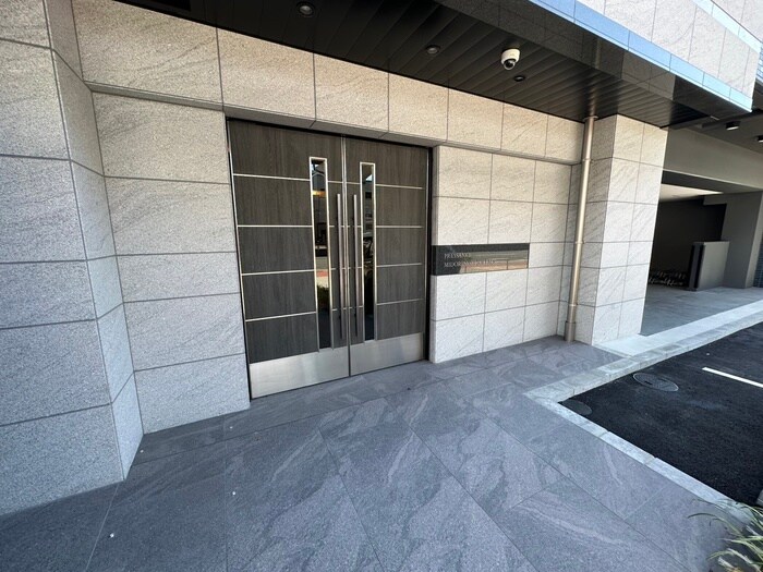 物件外観写真3　(エントランス部分)