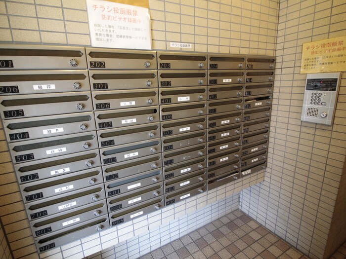 物件外観写真3　(エントランス部分)