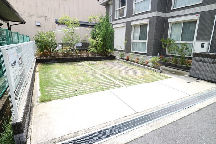 物件外観写真3　(駐車場)