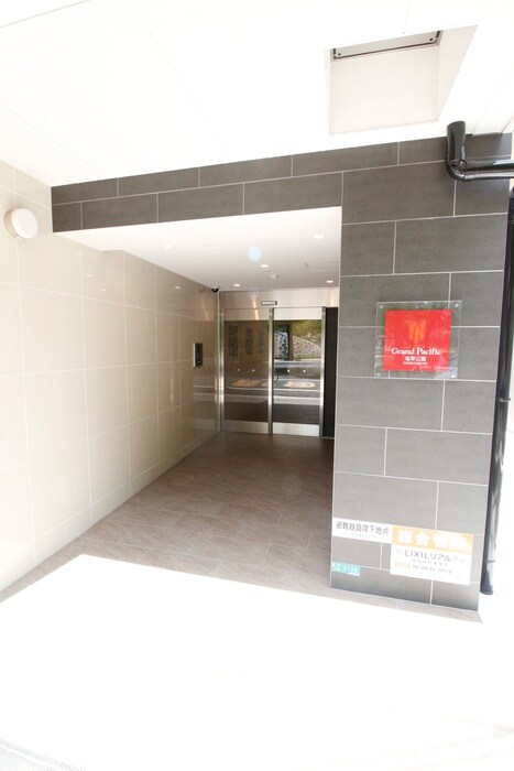 物件外観写真3　(エントランス部分)