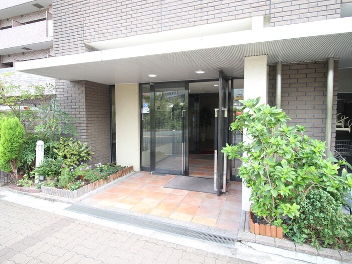 物件外観写真2　(エントランス部分)