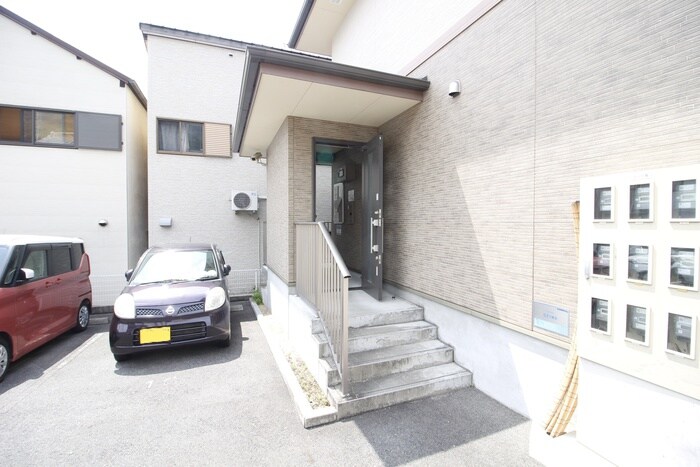 物件外観写真2　(エントランス部分)