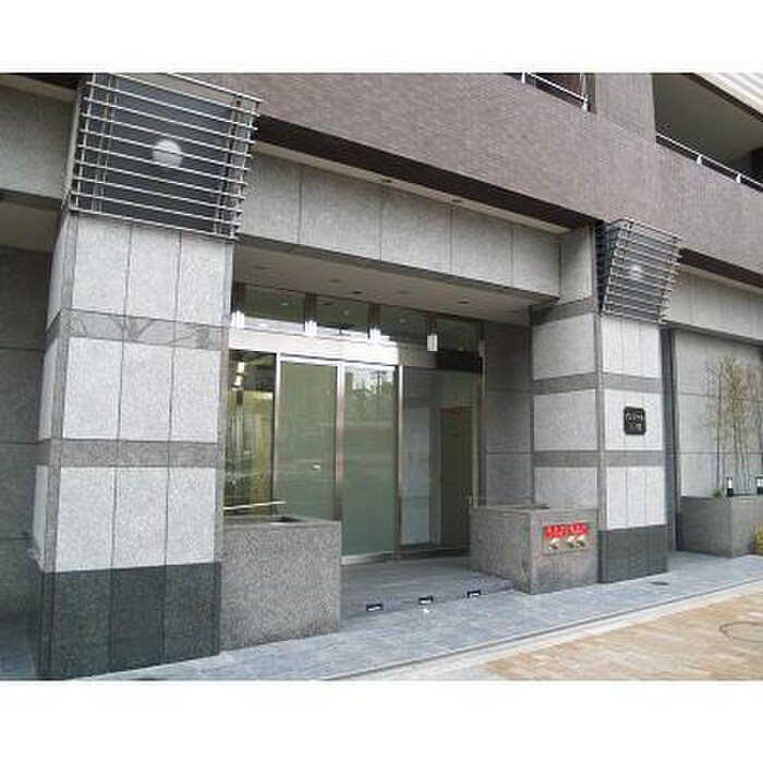 物件外観写真2　(エントランス部分)