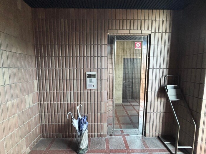 物件外観写真5　(エントランス部分)