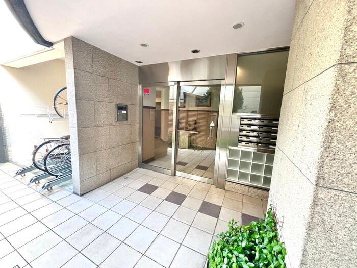 物件外観写真3　(エントランス部分)