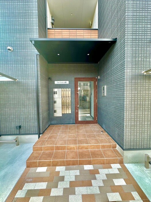 物件外観写真2　(エントランス部分)