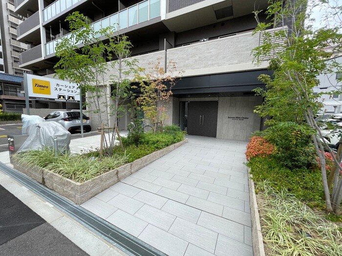 物件外観写真2　(エントランス部分)