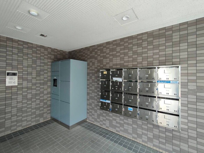 物件外観写真6　(エントランス部分)