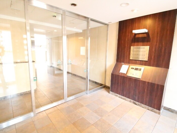 物件外観写真3　(エントランス部分)