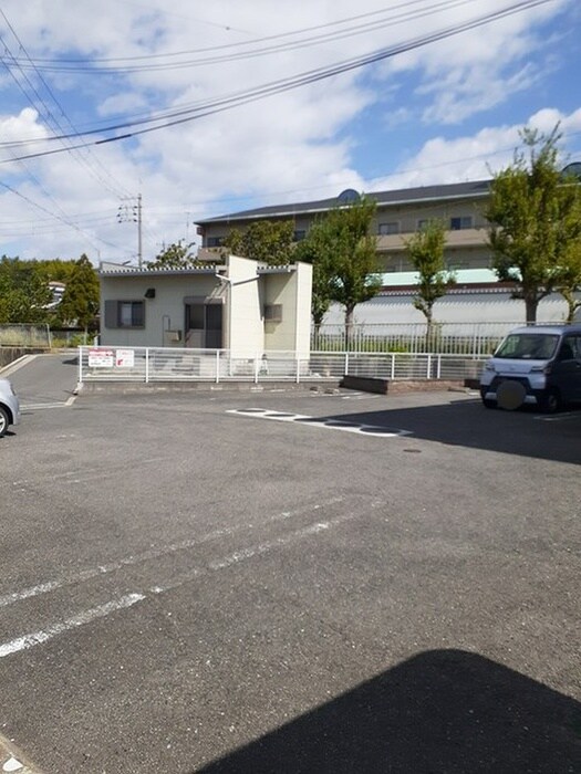 物件外観写真4　(駐車場)