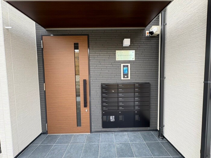 物件外観写真3　(エントランス部分)