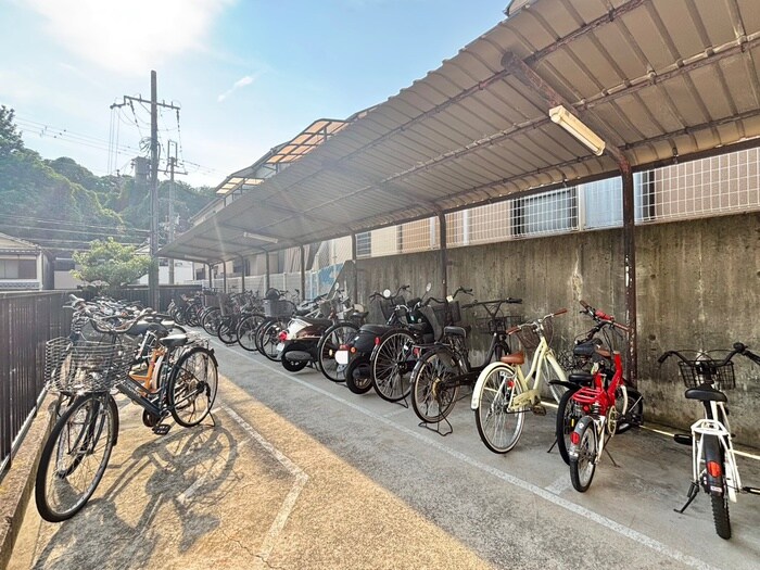 物件外観写真5　(駐輪場)