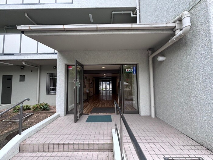 物件外観写真2　(エントランス部分)