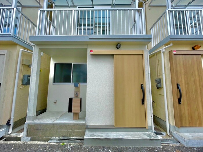 物件外観写真5　(エントランス部分)