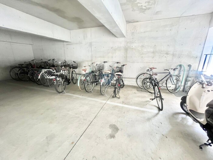 物件外観写真4　(駐輪場)