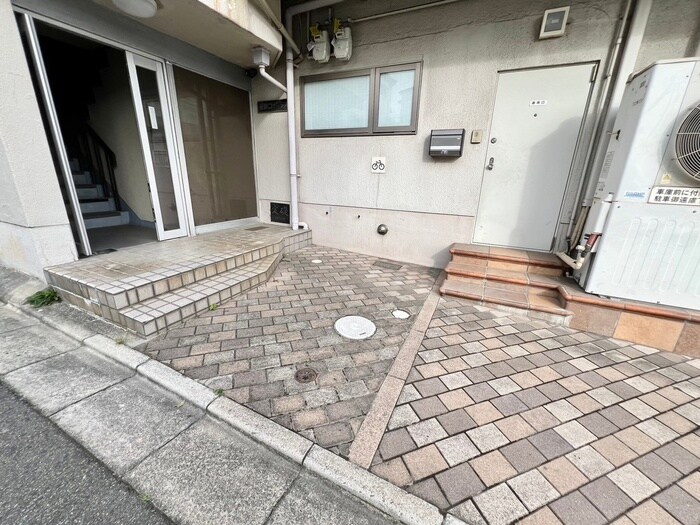 物件外観写真4　(エントランス部分)