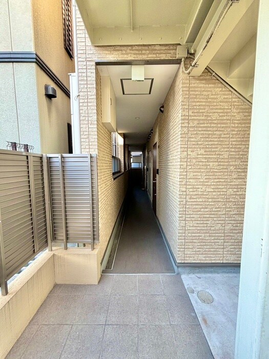 物件外観写真3　(エントランス部分)