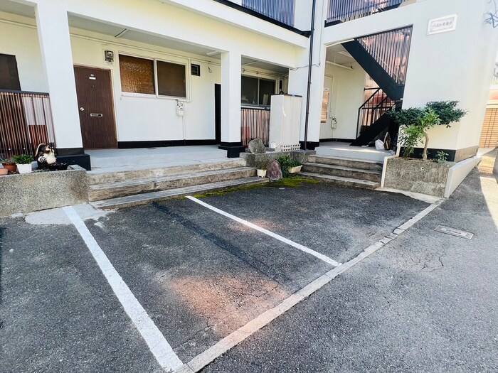 物件外観写真6　(駐車場)